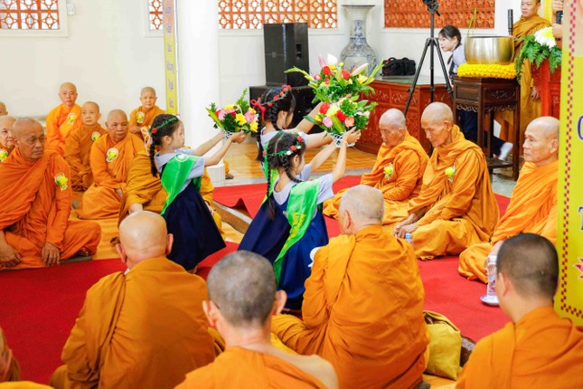 Dâng hoa cúng dường