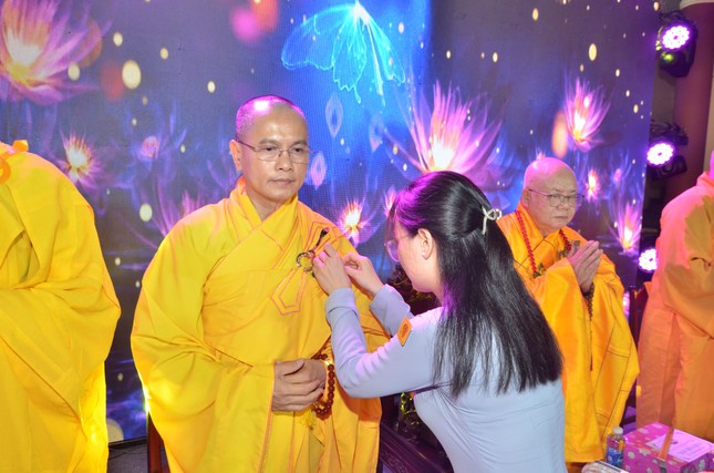 Đoàn sinh Gia đình Phật tử Viên Quang cài hoa hồng lên huỳnh y chu tôn đức