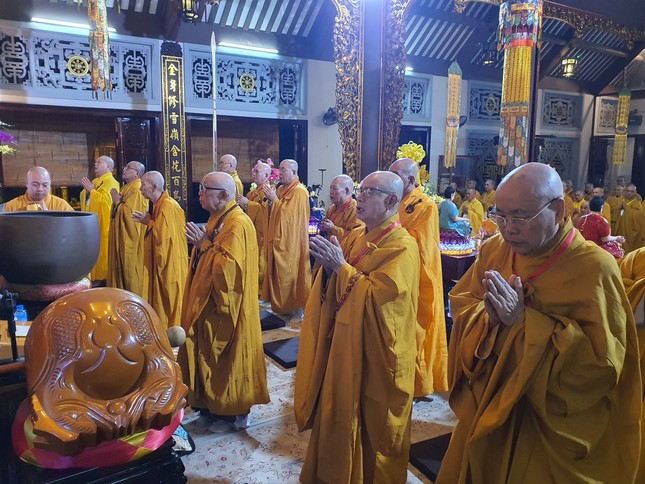 Chư tôn đức niêm hương, đảnh lễ Tam bảo Chư tôn đức niêm hương, đảnh lễ Tam bảo