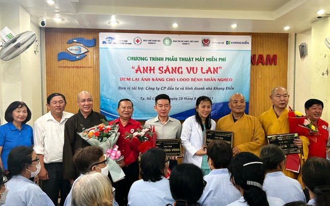 Tặng hoa, bảng tri ân những tấm lòng vàng đã chung tay tổ chức chương trình phẫu thuật mắt miễn phí