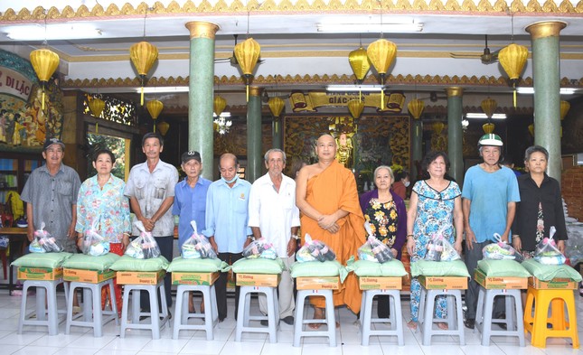 Bà con đến tịnh xá Lộc Uyển nhận quà