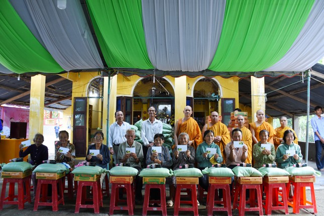 Trao quà đến các hoàn cảnh khó khăn