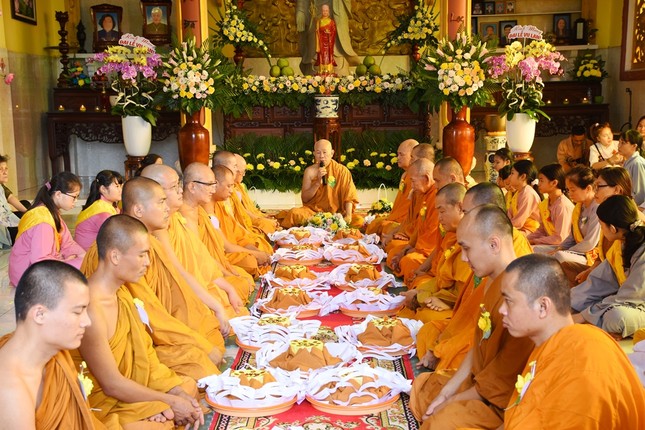 Hòa thượng Giác Điệp sách tấn hàng Phật tử