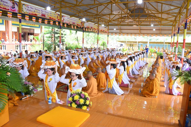 Phật tử dâng y ca-sa cúng dường chư tôn đức