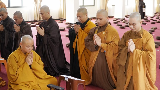 Chư Tăng cử hành nghi thức đối thú Tự tứ