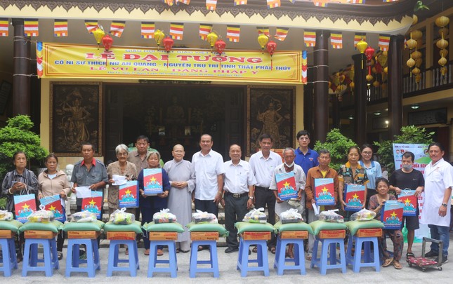 Trao quà đến bà con có hoàn cảnh khó khăn tại tịnh thất Pháp Thủy