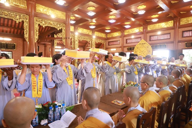 Dâng pháp y cúng dường