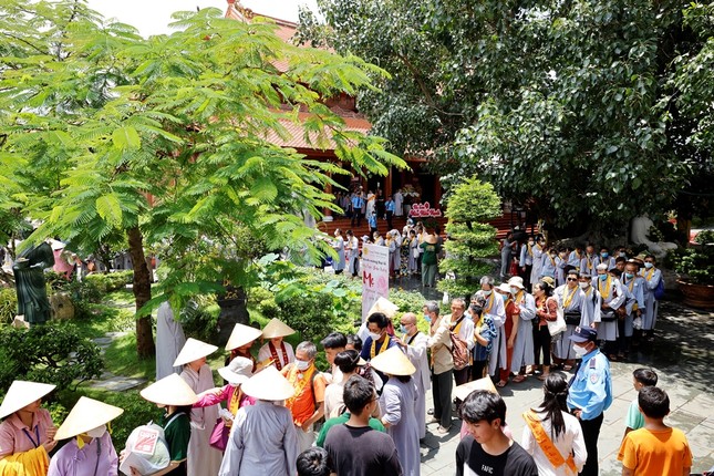 Tặng quà đến người khiếm thị