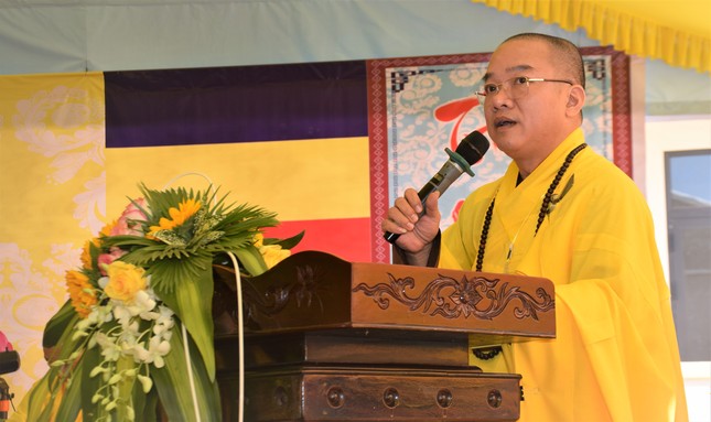 Đại đức Thích Viên Thành đọc quyết định bổ nhiệm Đại đức Thích Viên Thành đọc quyết định bổ nhiệm