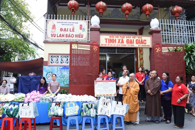 Thượng tọa Thích Tâm Chơn, Trưởng ban Trị sự GHPGVN Q.Bình Thạnh, trụ trì tịnh xá Đại Giác phát biểu trong buổi trao quà Thượng tọa Thích Tâm Chơn, Trưởng ban Trị sự GHPGVN Q.Bình Thạnh, trụ trì tịnh xá Đại Giác phát biểu trong buổi trao quà