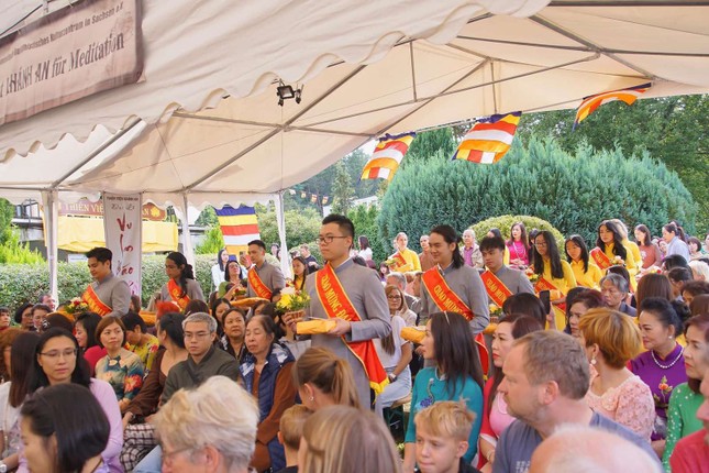 Dâng hoa, phẩm vật cúng dường chư tôn đức