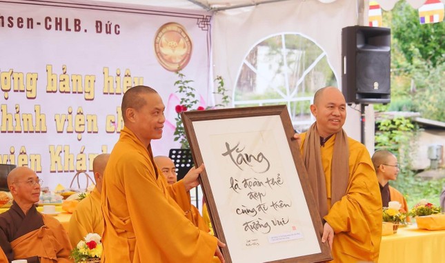 Thượng tọa Thích Đức Thiện tặng quà đến Thượng tọa Thích Trí Chơn, viện chủ thiền viện Khánh An (bang Sachsen, CHLB Đức)