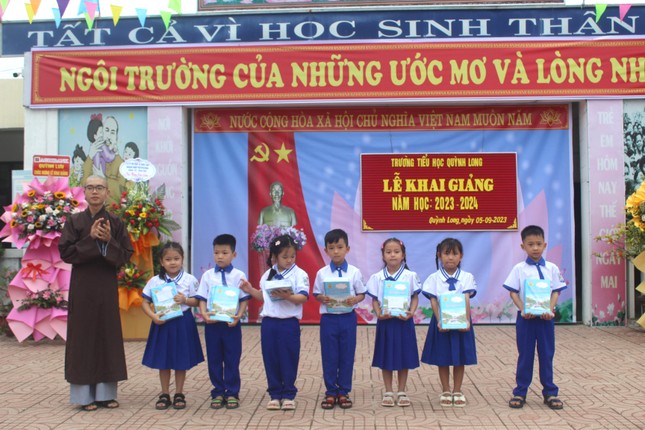 Chư Tăng chùa An Thái trao quà đến học sinh tại Trường Tiểu học X.Quỳnh Long (H.Quỳnh Lưu) Chư Tăng chùa An Thái trao quà đến học sinh tại Trường Tiểu học X.Quỳnh Long (H.Quỳnh Lưu)