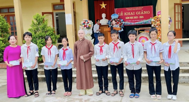 Đoàn chư Tăng, Phật tử chùa Đức Hậu trao học bổng đến các em học sinh tại Trường THCS Lam Thành (H.Hưng Nguyên) Đoàn chư Tăng, Phật tử chùa Đức Hậu trao học bổng đến các em học sinh tại Trường THCS Lam Thành (H.Hưng Nguyên)