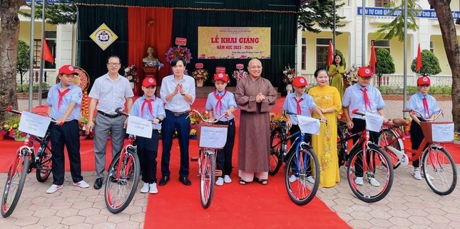 Đại đức Thích Tánh Đại trao tặng xe đạp đến các em học sinh tại Trường THCS Phổ Hải Đại đức Thích Tánh Đại trao tặng xe đạp đến các em học sinh tại Trường THCS Phổ Hải