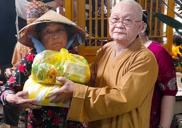 Hòa thượng Thích Hiển Định tận tay trao quà đến bà con Hòa thượng Thích Hiển Định tận tay trao quà đến bà con