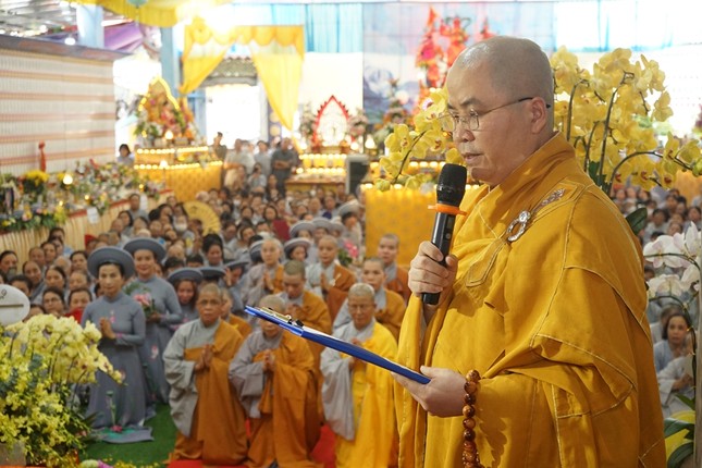 Thượng tọa Thích Huệ Chấn, Chánh Thư ký Ban Trị sự GHPGVN TP.Đà Nẵng công bố quyết định bổ nhiệm Sư cô Thích nữ Minh Hiền trụ trì chùa Phổ Hiền