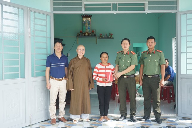 Khánh thành, bàn giao nhà tình nghĩa đến hộ ông Lê Chung Khánh thành, bàn giao nhà tình nghĩa đến hộ ông Lê Chung