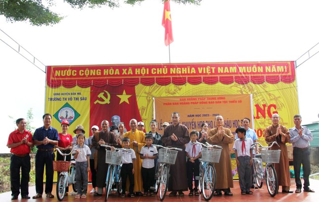 Tặng xe đạp cho các em học sinh tại Trường Tiểu học Võ Thị Sáu Tặng xe đạp cho các em học sinh tại Trường Tiểu học Võ Thị Sáu