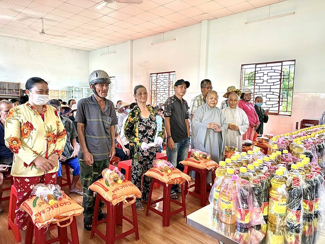 Ni trưởng Thích nữ Tịnh Nghiêm và Ni sư Thích nữ Tịnh Thủy trao quà đến bà con khó khăn Ni trưởng Thích nữ Tịnh Nghiêm và Ni sư Thích nữ Tịnh Thủy trao quà đến bà con khó khăn