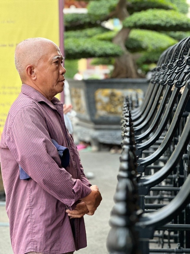 Dù đứng suốt 2 tiếng hơn, chú Nguyễn Văn Tạo vẫn trang nghiêm hướng về đàn tràng