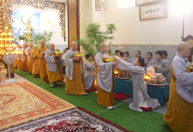 Chư Ni trì bình khất thực trong khuôn viên chùa Đức Nguyên Chư Ni trì bình khất thực trong khuôn viên chùa Đức Nguyên