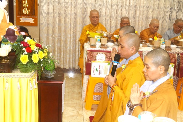 Đại diện chư Ni chùa Đức Nguyên dâng lời tác bạch Đại diện chư Ni chùa Đức Nguyên dâng lời tác bạch