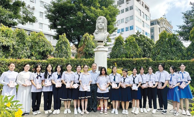 PGS.TS Nguyễn Thiện Tống trao học bổng cho các em nữ sinh