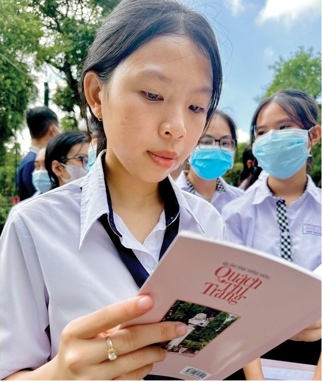 Em Tạ Lê Ngọc Bích đọc sách về liệt nữ Quách Thị Trang