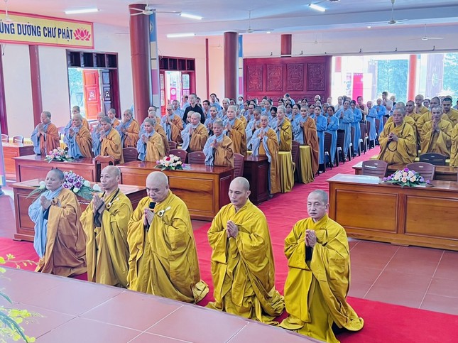 Đại diện chư hành giả an cư dâng lời tác bạch Đại diện chư hành giả an cư dâng lời tác bạch