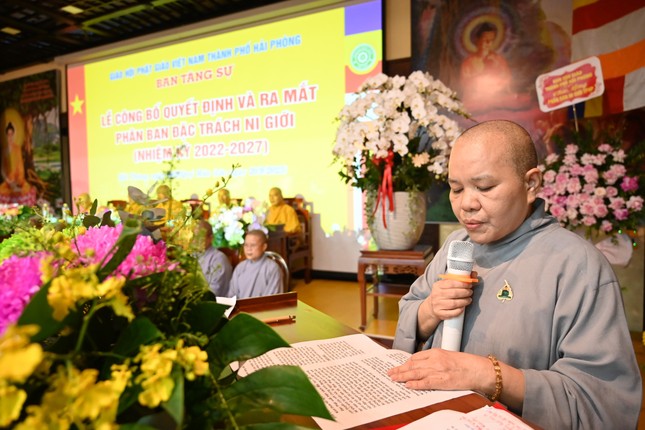 Ni sư Thích Tâm Chính đọc báo cáo và trình phương hướng hoạt động