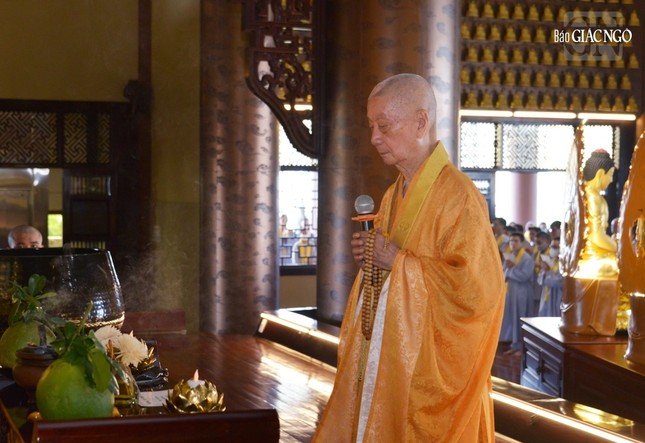 Trưởng lão Hòa thượng Thích Trí Quảng hướng dẫn đại chúng sám hối