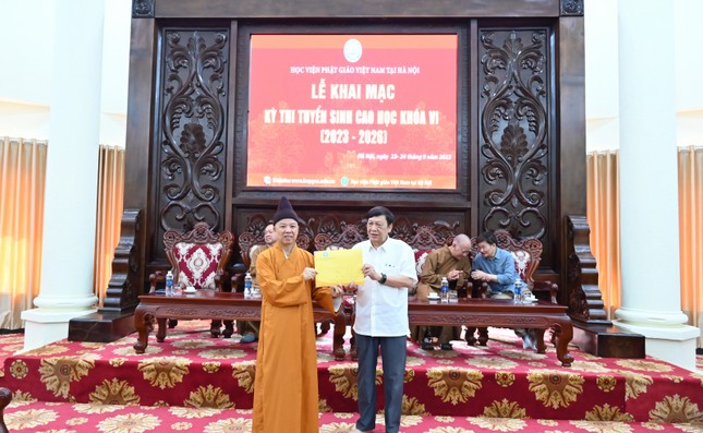 Hòa thượng Viện trưởng trao đề thi đến GS.Lương Gia Tĩnh Hòa thượng Viện trưởng trao đề thi đến GS.Lương Gia Tĩnh