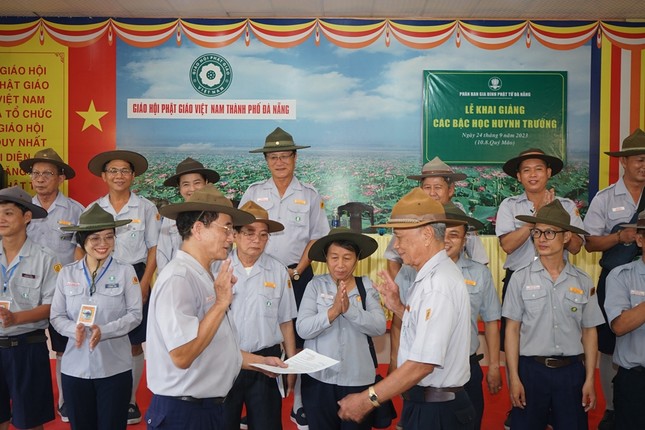 Trao quyết định thành lập Ban Điều hành các bậc học huynh trưởng Trao quyết định thành lập Ban Điều hành các bậc học huynh trưởng