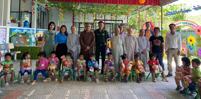 Tặng quà trung thu đến các em mầm non