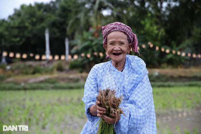 Bà Nèng Doanh (77 tuổi) phấn khởi khi tham gia hội cấy mạ chùa Rô năm 2023. Bà cho biết, từ lúc còn trẻ, bà đã tham gia hội cấy mạ mừng lễ Sene Dolta. &quot;Tôi không nhớ rõ mình đã tham gia hội cấy mạ được bao nhiêu năm nhưng tôi sẽ tham gia cho đến khi già không còn sức nữa bởi đây là một nét truyền thống của người Khmer chúng tôi&quot;, bà Nèng Doanh chia sẻ