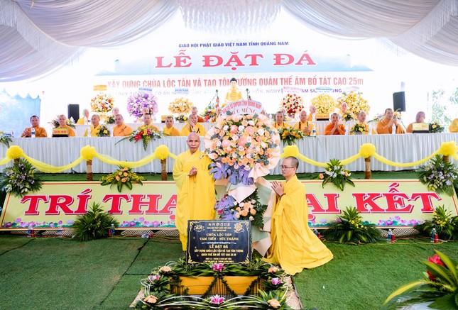 Ban Trị sự GHPGVN tỉnh Quảng Nam tặng hoa chúc mừng Ban Trị sự GHPGVN tỉnh Quảng Nam tặng hoa chúc mừng