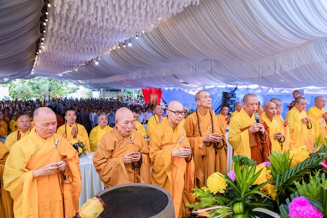 Chư tôn giáo phẩm cử hành nghi thức tâm linh, niêm hương bạch Phật Chư tôn giáo phẩm cử hành nghi thức tâm linh, niêm hương bạch Phật