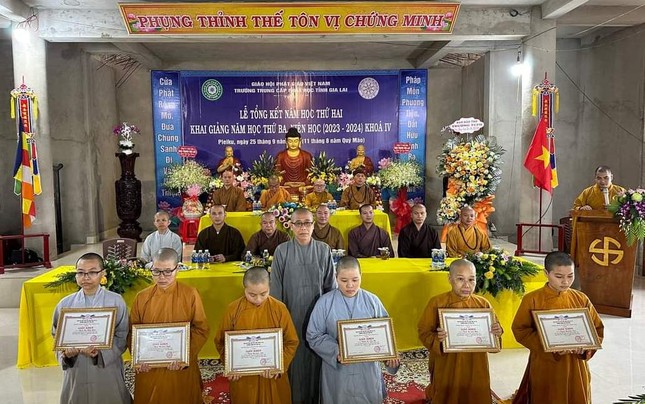 Ni sinh có thành tích học tập tốt được nhận Giấy khen Ni sinh có thành tích học tập tốt được nhận Giấy khen