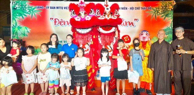Thượng tọa Thích Phước Thành, trụ trì chùa Phổ Đà Sơn trao quà trung thu cho các em tại P.6, Q.8 Thượng tọa Thích Phước Thành, trụ trì chùa Phổ Đà Sơn trao quà trung thu cho các em tại P.6, Q.8