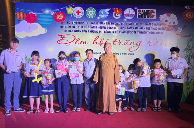 Thượng tọa Thích Huệ Công, Trưởng ban Trị sự GHPGVN Q.8 trao quà trung thu, học bổng cho các em thiếu nhi trên địa bàn P.14 Thượng tọa Thích Huệ Công, Trưởng ban Trị sự GHPGVN Q.8 trao quà trung thu, học bổng cho các em thiếu nhi trên địa bàn P.14
