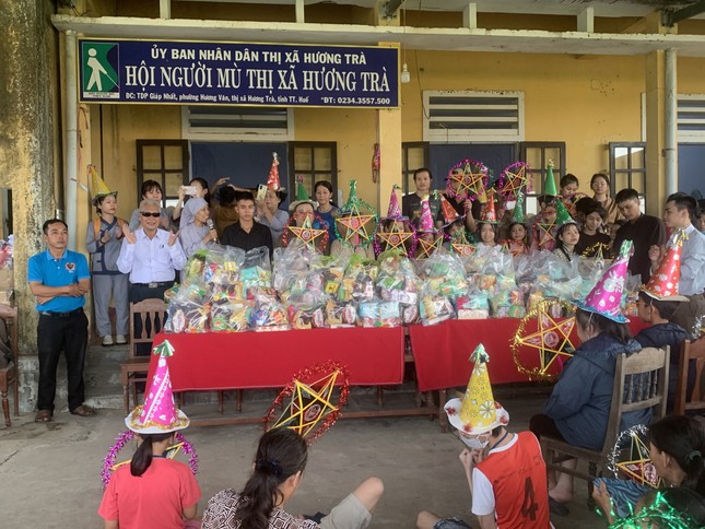 Trao quà đến các em tại Hội người mù TX.Hương Trà, TP.Huế Trao quà đến các em tại Hội người mù TX.Hương Trà, TP.Huế