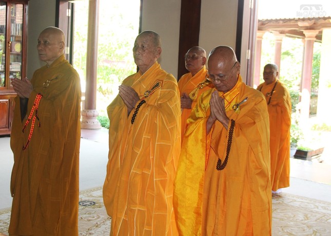 Chư tôn giáo phẩm đảnh lễ tưởng niệm