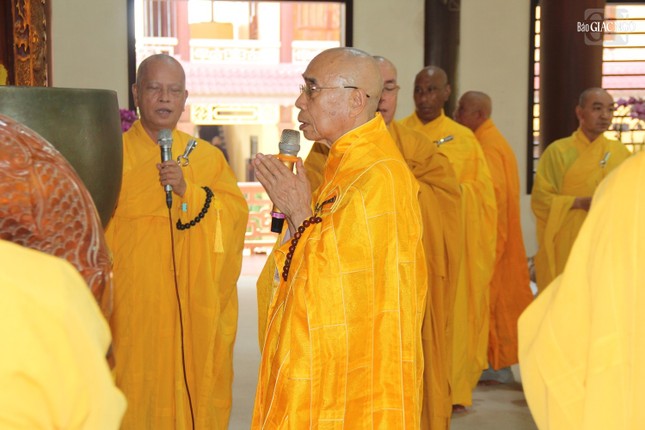 Hòa thượng Thích Quang Nhuận cử hành lễ cúng ngọ