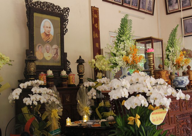 Hương án tưởng niệm Trưởng lão Hòa thượng Thích Thiện Siêu cùng chư tôn Hòa thượng tại Tổ đường tổ đình Từ Đàm