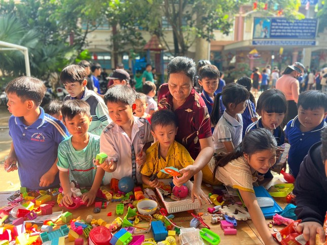 Các em háo hứng với những món đồ chơi Các em háo hứng với những món đồ chơi