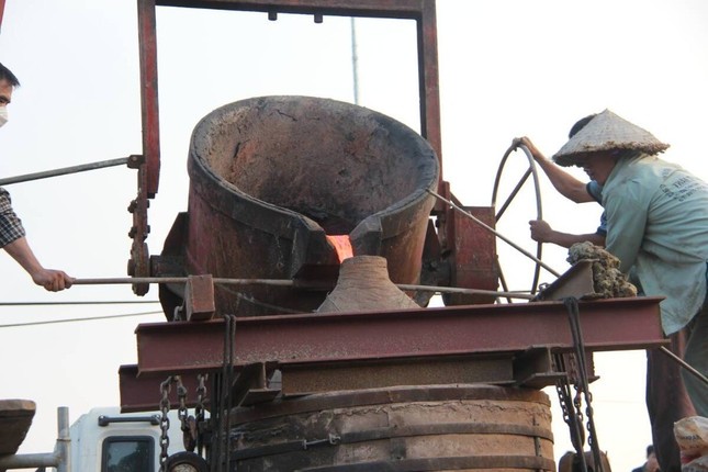 Rót đồng đúc đại hồng chung chùa Huệ Hương