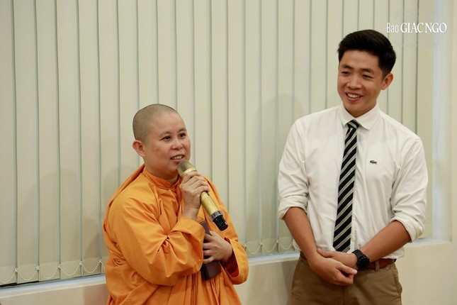 Sư cô Thích nữ Liên Duyên bày tỏ cảm xúc khi tham dự buổi lễ trao giải Sư cô Thích nữ Liên Duyên bày tỏ cảm xúc khi tham dự buổi lễ trao giải