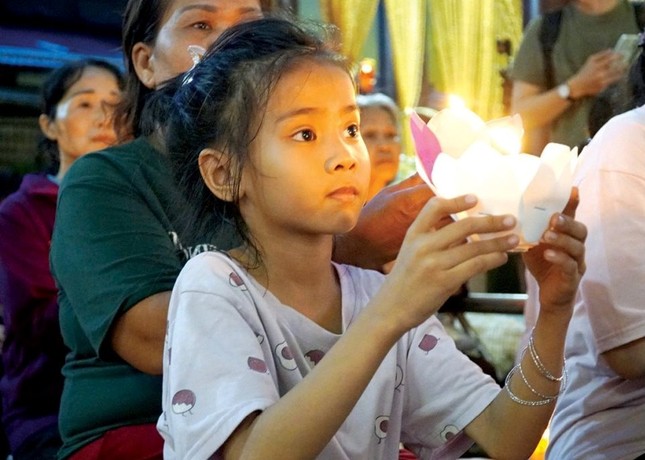 Em cầu nguyện cho mẹ và ông ngoại của mình Em cầu nguyện cho mẹ và ông ngoại của mình