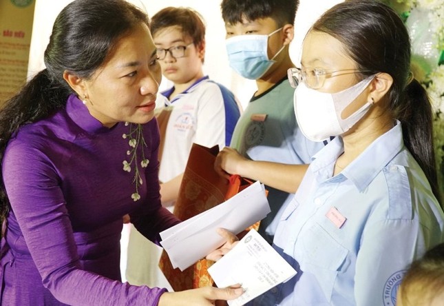 Những phần quà học bổng chứa đựng tình yêu thương Những phần quà học bổng chứa đựng tình yêu thương